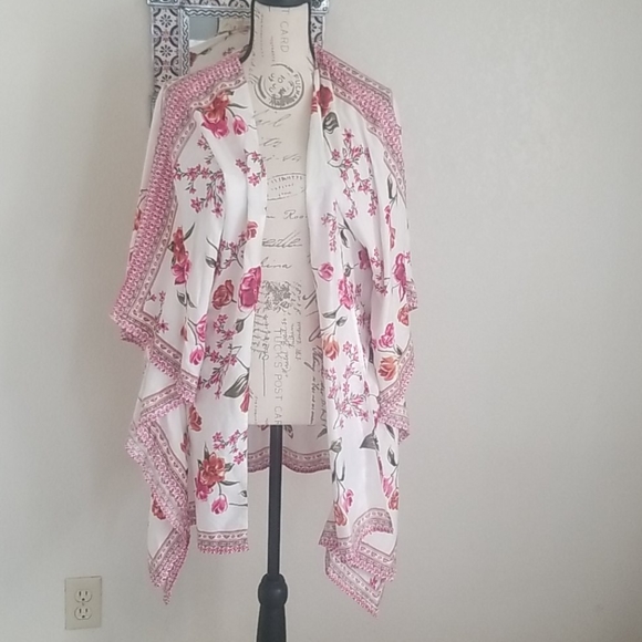 Japna Tops - NWT Beautiful cardigan blouse